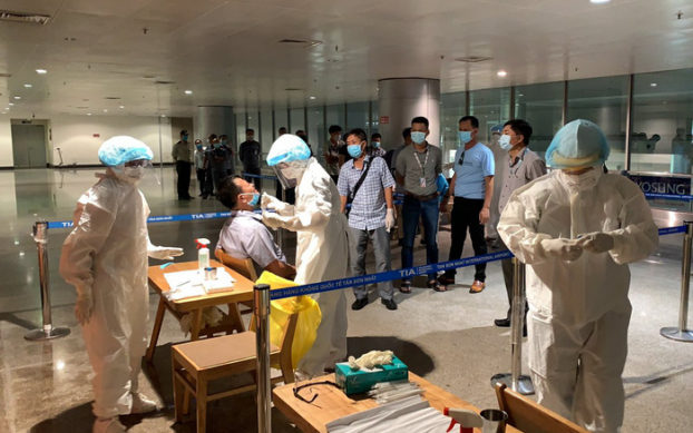   Xét nghiệm sàng lọc nhân viên sân bay Tân Sơn Nhất phát hiện 5 ca mắc.  