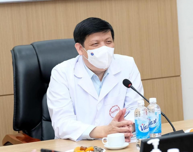   Bộ trưởng Nguyễn Thanh Long chúc Tết các y bác sĩ đang điều trị bệnh nhận COVID-19.  