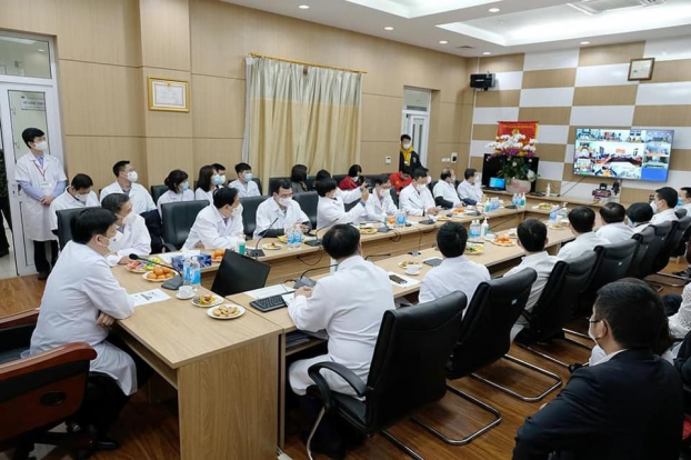   Bộ trưởng Nguyễn Thanh Long đón Giao thừa trực tuyến cùng các bệnh viện.  