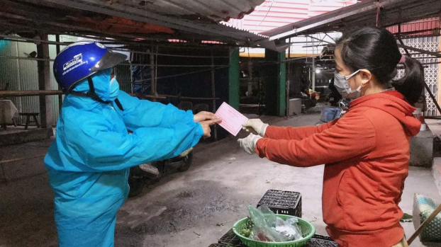   Tiểu thương, người dân TP Chí Linh được phát phiếu đi chợ.  