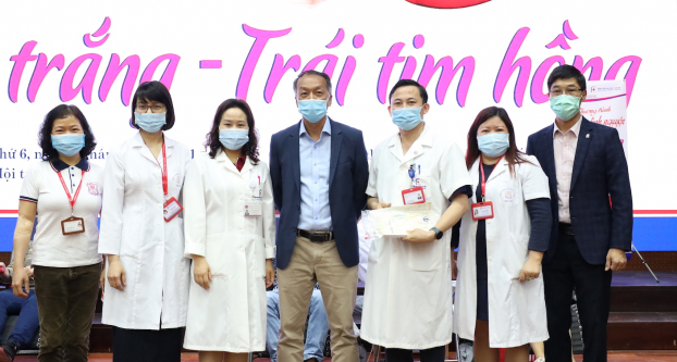   Đội ngũ nhân viên y tế BV Đại học Y Hà Nội chụp ảnh kỷ niệm cùng TS. BS. Bạch Quốc Khánh – Viện trưởng Viện Huyết học Truyền máu Trung ương  