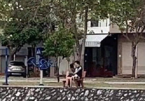   Đôi nam nữ Hải Dương hôn nhau trong công viên khi đang giãn cách xã hội.  