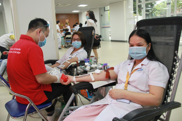   Người tham gia đeo khẩu trang, sát khuẩn tay trước khi vào hiến máu để đảm bảo an toàn trong mùa dịch COVID-19  