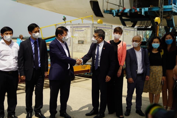   Thứ trưởng Bộ Y tế Trương Quốc Cường đón lô vắc-xin COVID-19 đầu tiên.  