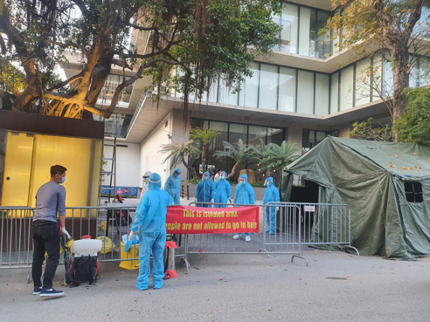   Lực lượng y tế tiến hành khoanh vùng và phun khử khuẩn Khách sạn Somerset West Point - Ảnh: TTXVN  