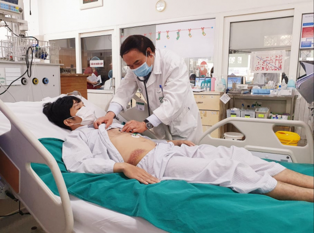   PGS.TS Nguyễn Văn Chi thăm khám cho bệnh nhân  