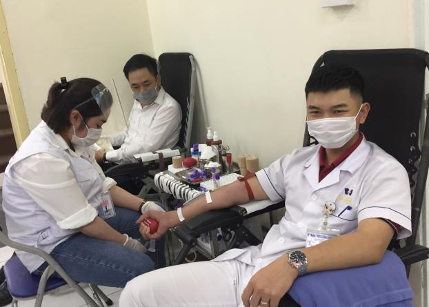   Nhân viên y tế của BV ĐK Hà Thành tham gia hiến máu tình nguyện  