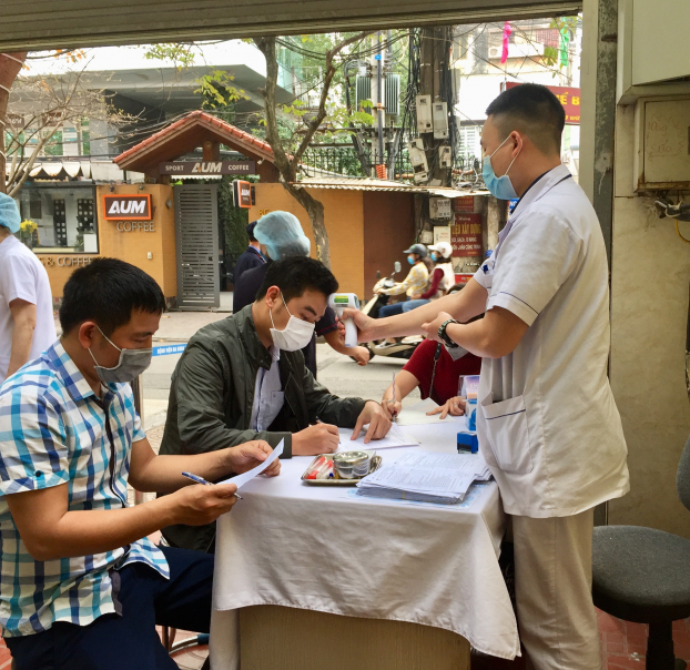   Các tình nguyện viên được đo thân nhiệt trước khi tham gia hiến máu  
