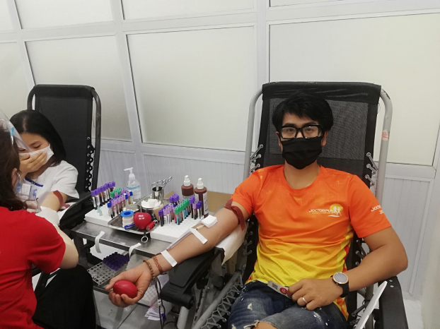   Anh Vũ Hữu Bằng (người sáng lập nhóm chạy Doctor run, đối tác của BV ĐK Hà Thành) tham gia hiến máu cùng các thành viên trong nhóm chạy  