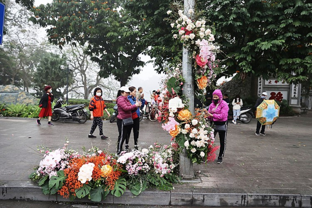 Hơn 100  Cột đèn 'nở hoa' giữa trung tâm Hà Nội 0
