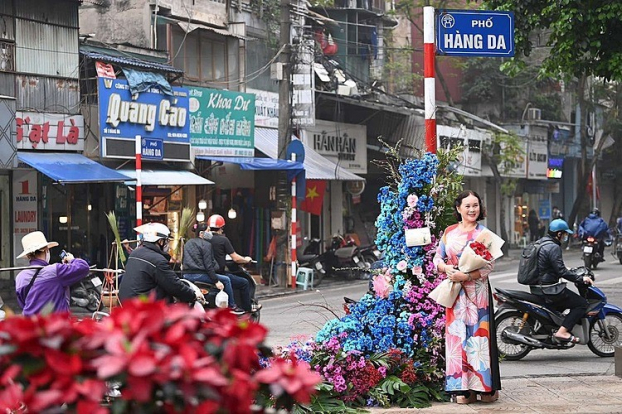 Hơn 100  Cột đèn 'nở hoa' giữa trung tâm Hà Nội 9