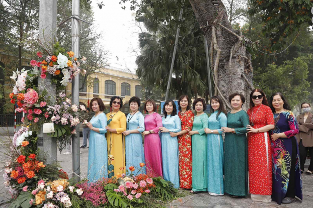 Hơn 100  Cột đèn 'nở hoa' giữa trung tâm Hà Nội 1