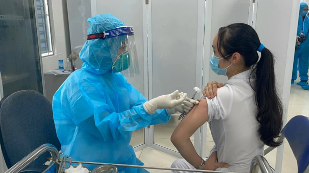  Thứ trưởng Bộ Y tế Trần Văn Thuấn và Trưởng đại diện WHO tại Việt Nam lưu ý phải theo dõi chặt chẽ sau tiêm vắc-xin COVID-19.  