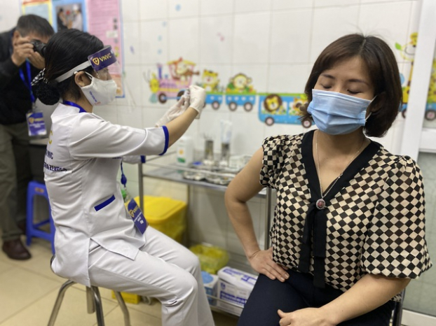   Chị Phạm Thị Tuyết Nhung là người đầu tiên tiêm vắc-xin COVID-19 tại Hải Dương.  
