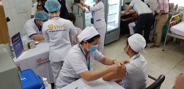   Chị Phạm Thị Tuyến, Cử nhân Điều dưỡng Trưởng khoa Nhiễm D, bệnh viện Nhiệt đới TP.HCM là người tiêm đầu tiên.  