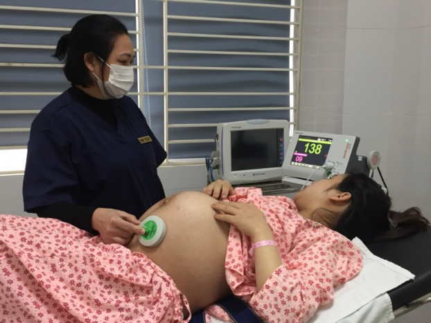   Nữ hộ sinh Hoàng Thị Thu Hằng theo dõi thai kỳ cho một thai phụ  
