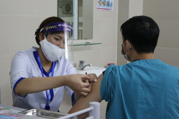   30 nhân viên y tế đầu tiên của Hà Nội được tiêm vắc-xin ngừa COVID-19 tại BV Thanh Nhàn  