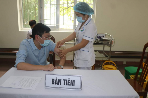   Tiêm vắc-xin COVID-19 cho cán bộ, nhân viên y tế của BV ĐK tỉnh Hòa Bình  