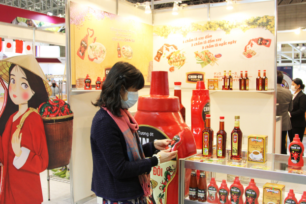   Khách hàng tham quan gian hàng sản phẩm Masan Consumer tại Foodex Japan 2021 - Nguồn TTXVN  