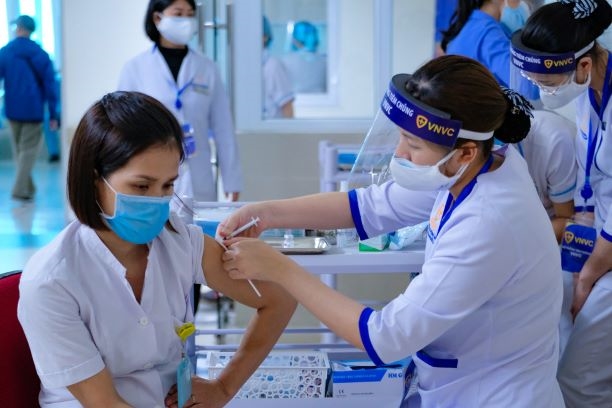   Hơn 11.000 nhân viên y tế ở 12 tỉnh thành đã tiêm vắc-xin COVID-19 nhập khẩu.  