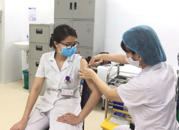   Trong ngày 16/3, Hà Nội đã triển khai tiêm vắc-xin COVID-19 cho 1.979 người. Ảnh minh họa  