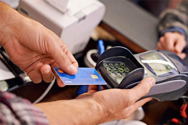   Từ 31/3/2021, các ngân hàng sẽ dừng phát hành thẻ ATM từ và thay bằng thẻ ATM có gắn chip. Ảnh minh họa  