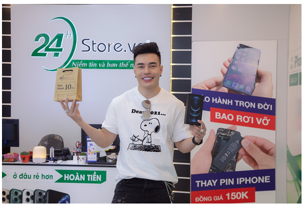   Lê Dương Bảo Lâm hào hứng với chiếc iPhone 12 Pro Max chính hãng mới trên tay  