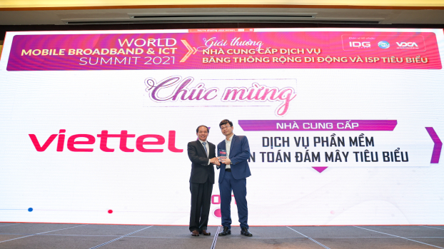   Viettel cũng là 1 trong 2 doanh nghiệp được nhận giải thưởng điện toán đám mây (ông Đồng Sỹ Cường- Phó Giám đốc Trung tâm Giải pháp và Dịch vụ số, Công Viettel IDC lên nhận giải thưởng)  