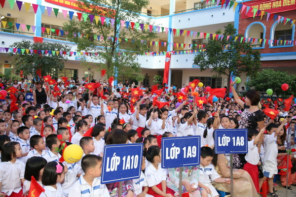   Học sinh lớp 1 trường tiểu học Đoàn Thị Điểm sôi nổi trong các hoạt động của nhà trường.  