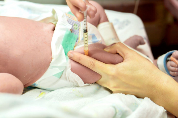   Trẻ sơ sinh được tiêm 1 mũi tiêm vitamin K ngay sau sinh để giảm nguy cơ bệnh lý xuất huyết. Ảnh minh họa  
