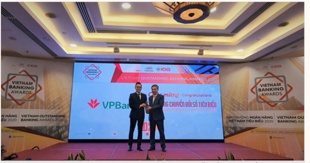   Đại diện VPBank nhận giải thưởng 'Ngân hàng chuyển đổi số tiêu biểu”  