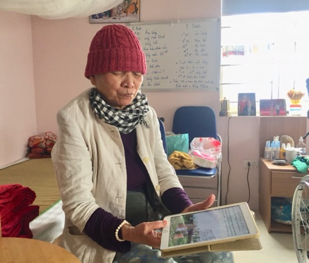   Cụ bà Vũ Thị Dành (83 tuổi) chia sẻ về những kỉ niệm, những chuyến đi của hai vợ chồng khi còn khỏe  