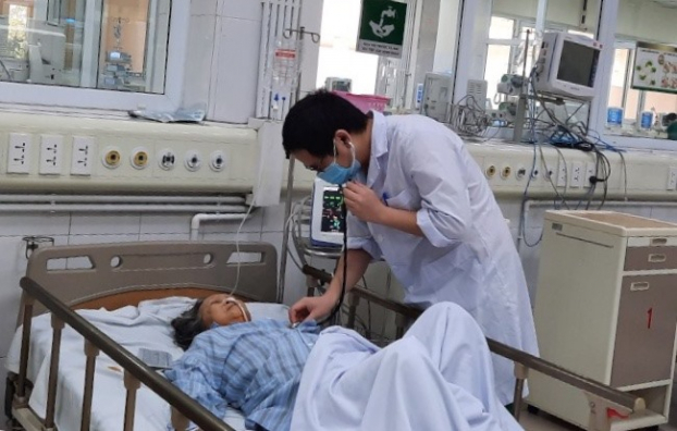   Bác sĩ Nguyễn Viết Nam thăm khám cho cụ bà bị suy gan, thận nặng do tự ý uống thuốc nam điều trị xương khớp  