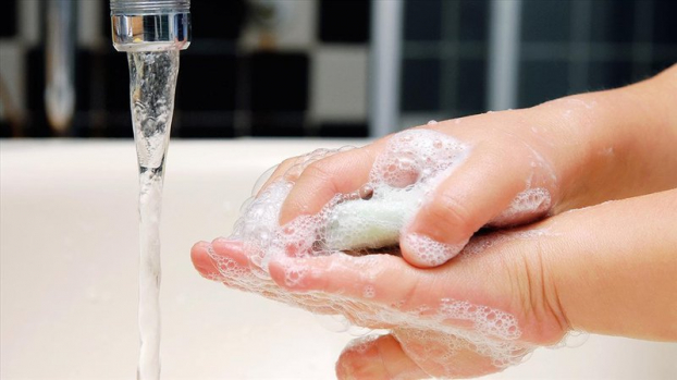   Rửa tay thường xuyên bằng xà phòng dưới vòi nước chảy nhiều lần trong ngày (cả người lớn và trẻ em) để phòng bệnh tay chân miệng. Ảnh minh họa  