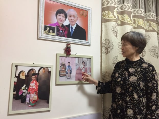   Trong căn phòng nhỏ của mình ở viện dưỡng lão, bà Hằng treo ảnh kỷ niệm ngày cưới của mình và ảnh các cháu nội  