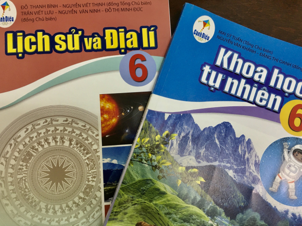   2 quyển sách giáo khoa lớp 6 mới 'Lịch sử và Địa lý' và 'Khoa học tự nhiên'.  