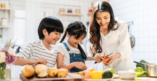 5 lý do tuyệt vời vì sao cha mẹ nên cùng con vào bếp, nhất là với trẻ kén ăn 0