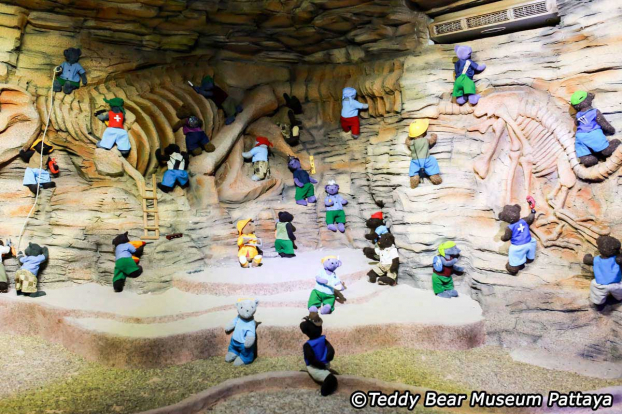 'Xuyên không' về tuổi thơ với các Teddy Bear Museum 'đốn tim' nhất thế giới 13