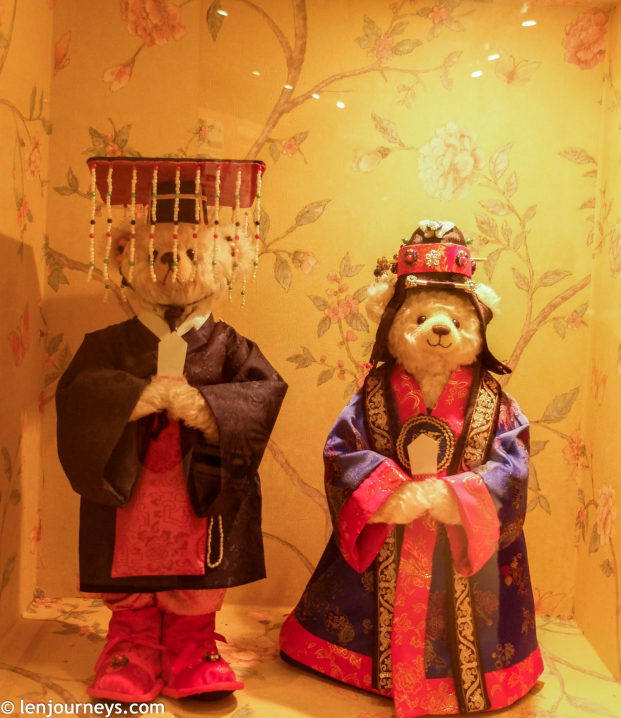 'Xuyên không' về tuổi thơ với các Teddy Bear Museum 'đốn tim' nhất thế giới 2