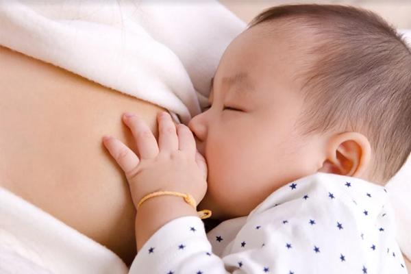   Trẻ bú mẹ ít nhất 6 tháng thì có hệ miễn dịch phát triển tốt hơn và giảm các nguy cơ mắc bệnh. Ảnh minh họa  