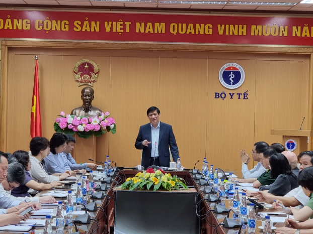   Bộ trưởng Nguyễn Thanh Long lo ngại Việt Nam có nguy cơ cao dịch COVID-19 quay trở lại.  