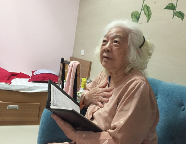   Bà Nguyễn Thị Biển thường ở trong phòng để đọc sách, đọc truyện, đọc thơ... để vơi đi nỗi nhớ nhà, nhớ người thân  