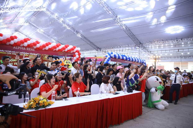   Sự kiện Đại hội Tuyển dụng “Thắp sáng chân trời – Đổi đời cùng Vinhomes” đã thu hút hơn 10.000 người tham gia tại Hà Nội và TP.HCM.  
