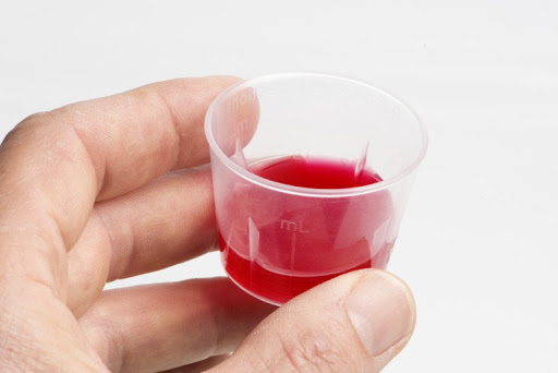   Dung dịch methadone có màu hồng nên dễ bị nhầm là nước dâu hay nước ngọt. Ảnh minh họa  