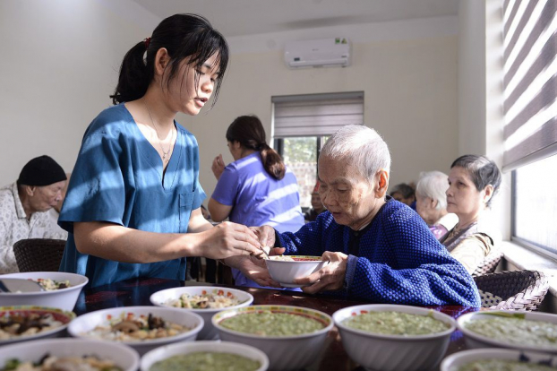   Tại viện dưỡng lão, người cao tuổi sẽ có những bữa ăn dinh dưỡng phù hợp với tình trạng sức khỏe của mình. Ảnh minh họa  