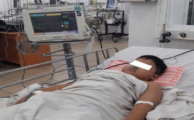   Bé trai 8 tuổi bị ngộ độc, máu chuyển sang màu nâu được các bác sĩ cấp cứu kịp thời  