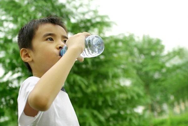   Cha mẹ cần nhắc trẻ uống nhiều nước để bù lại lượng nước mất qua mồ hôi. Ảnh minh họa  