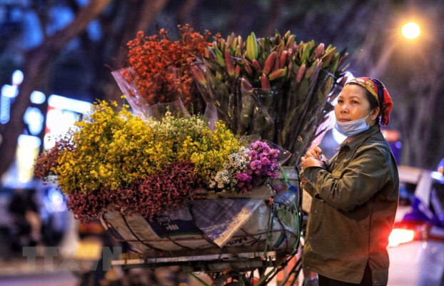   Hoa bán rong ở đường phố Hà Nội  