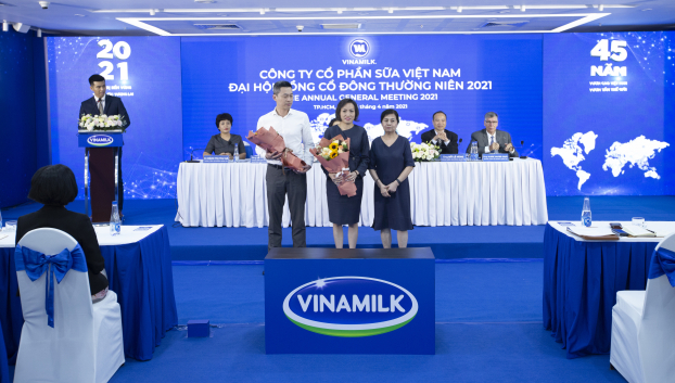   Bà Lê Thị Băng Tâm, Chủ tịch Hội đồng quản trị Vinamilk chúc mừng 2 thành viên mới tham gia Hội đồng quản trị  