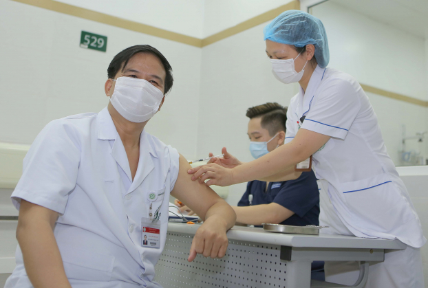   1.500 nhân viên y tế BV Bạch Mai được tiêm vaccine phòng COVID - 19  